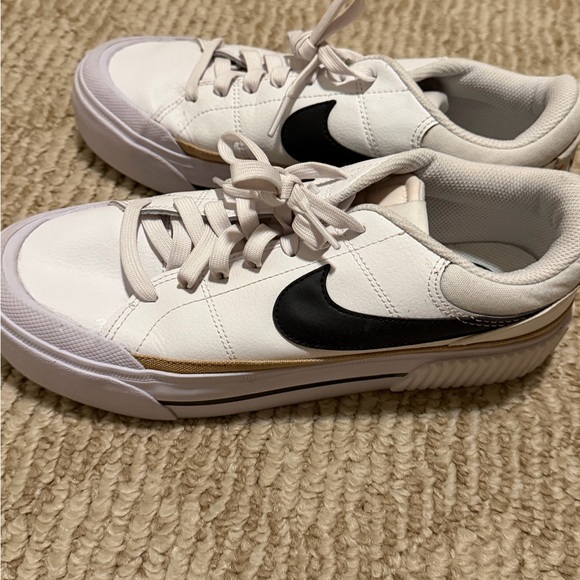 Nike White and Black Sneakers - Picture 5 of 7